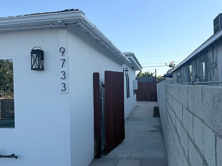9733 Omelveny Ave — Photo 10