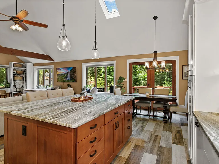 1677 Chinford Trl — Photo 2