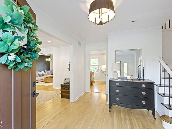 5th image of 425 Oakwood Dr