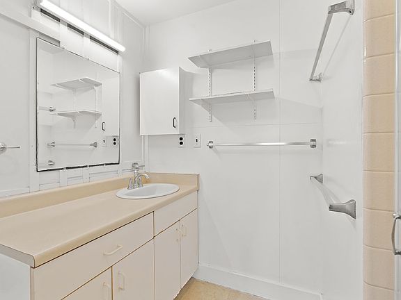 4th image of 914 Punahou St #E