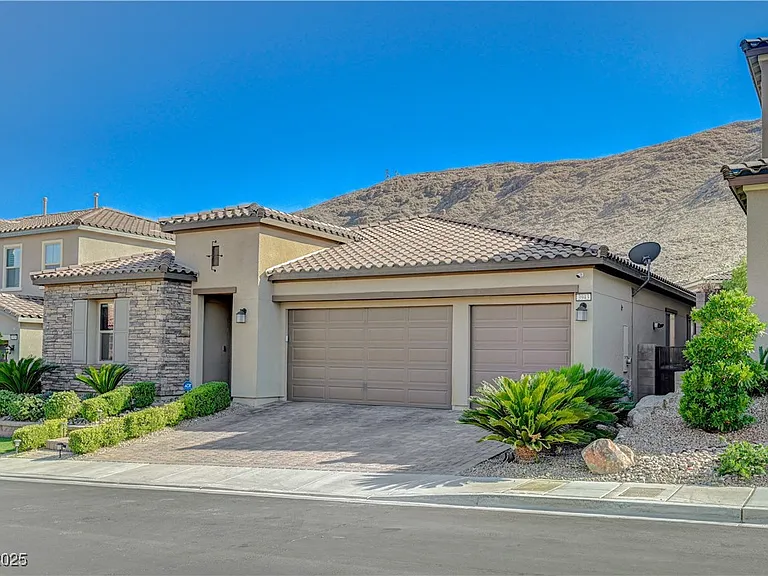 3943 Reyes Ave — Photo 2