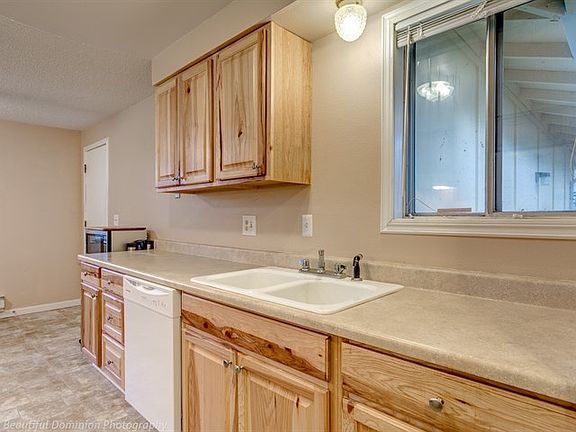 3rd image of 613 NE Pinebrook Ave