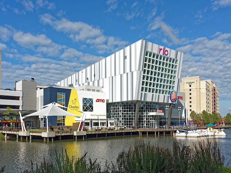 Nearby shopping, dining and entertainment in Rio Lakefront