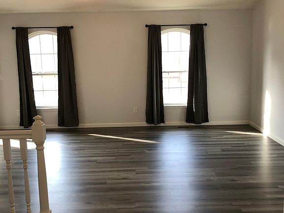 2nd image of 21 Hamlet Dr