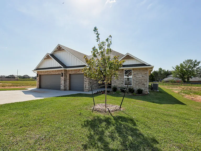 2728 Dunham Dr — Photo 2