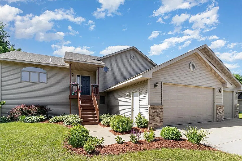 5 bed, 2267 sqft, $2,800 — Photo 1