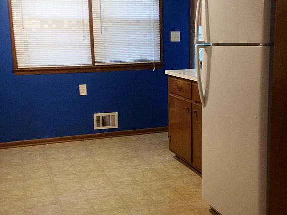 4th image of 908 E 84th St