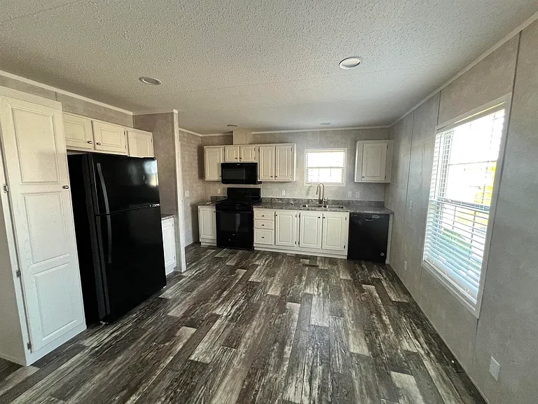25214 Gratiot Ave #180 — Photo 8