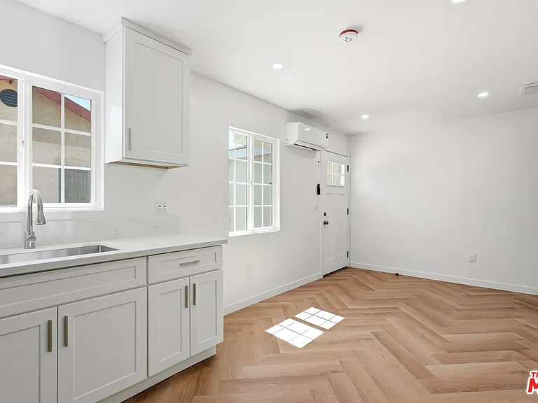 11445 Delano St — Photo 3
