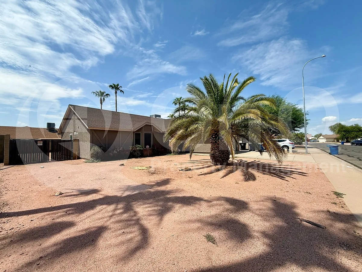 3 bed, 2.0 bath, 1354 sqft, $2,000 — Photo 3