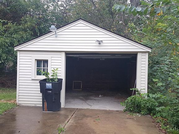 1 1/2 car garage