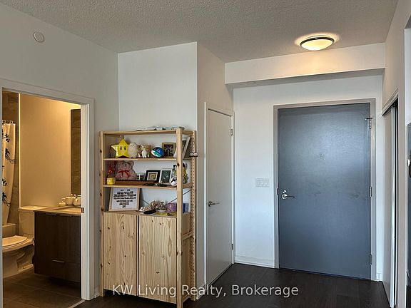 4th image of 36 Manor Rd E #802
