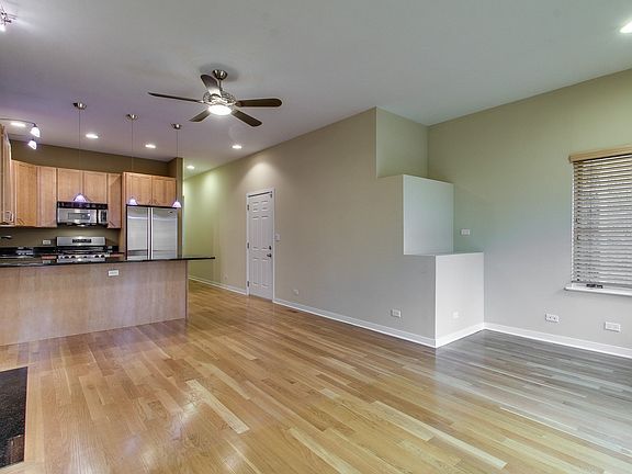 4th image of 928 N Wood St #2