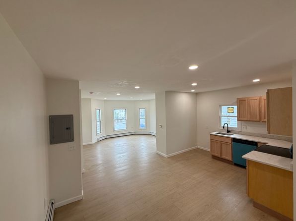 2bd 1ba 700sqft — 76-78 Lowell St Floor 76-2