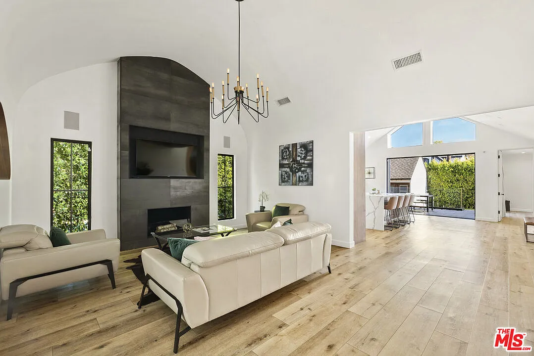 4 bed, 2.5 bath, 2000 sqft, $15,500 — Photo 4
