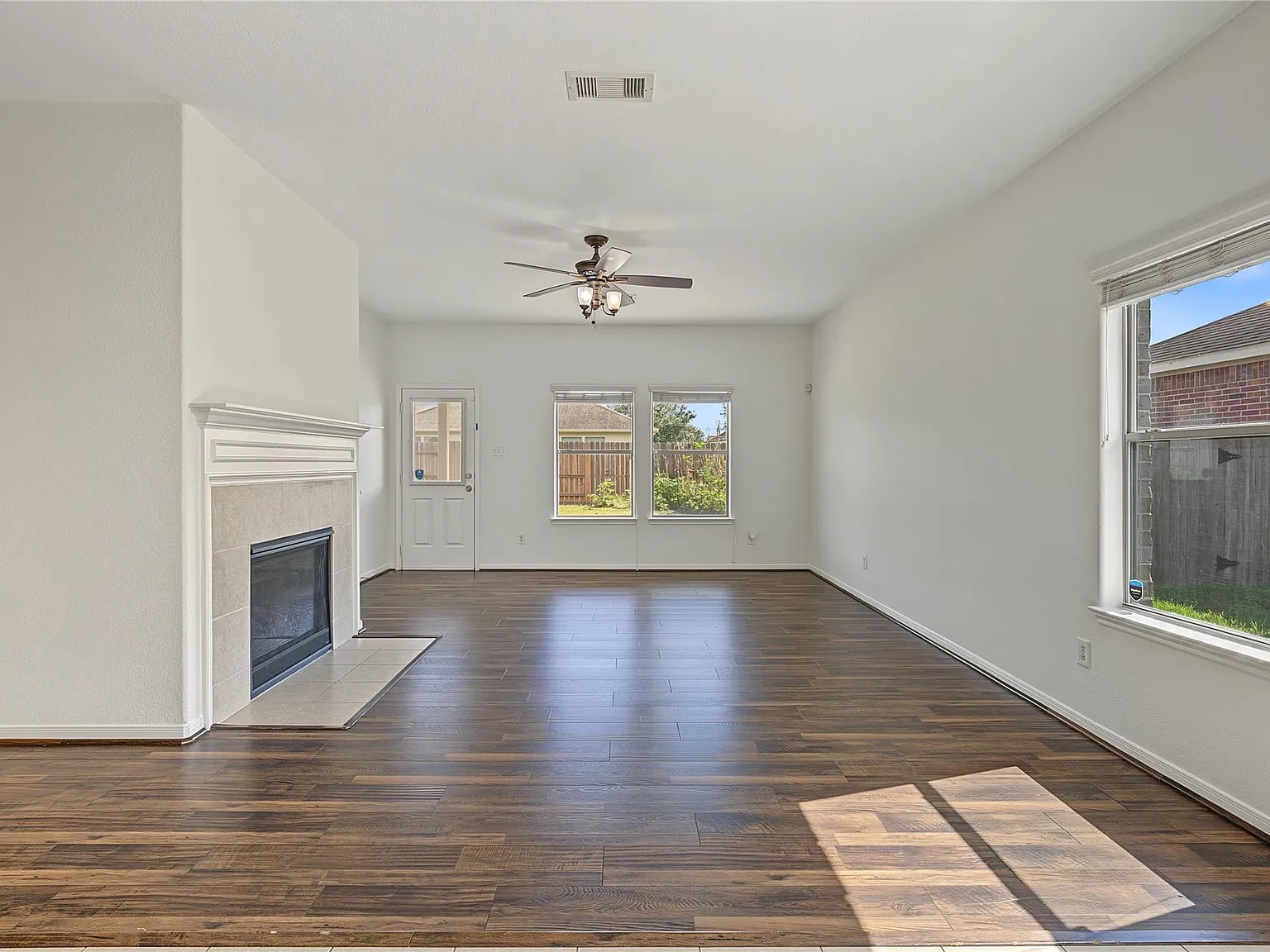 4 bed, 2.5 bath, 2620 sqft, $2,600 — Photo 4