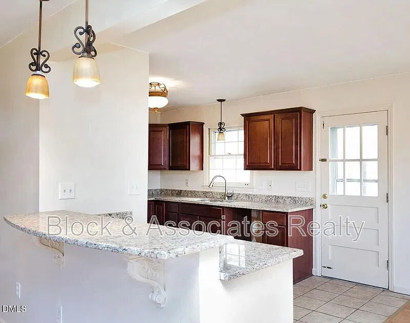 4 bed, 2.5 bath, 2656 sqft, $2,900 — Photo 4