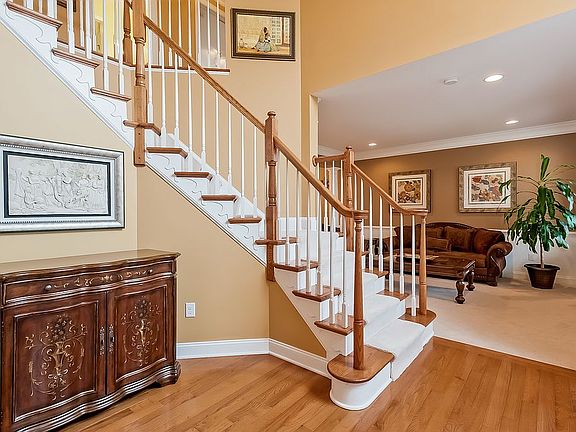 3rd image of 165 Endean Dr
