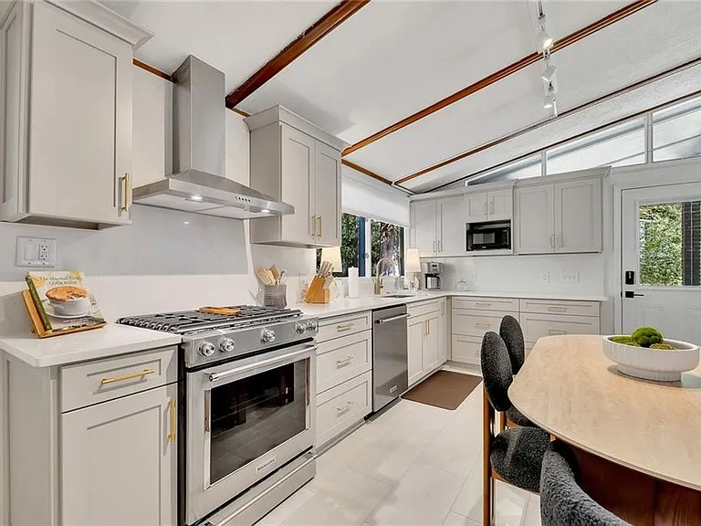 111 Robinhood Dr — Photo 12