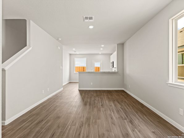 8851 Black Oak Drive, Elmendorf, TX 78112