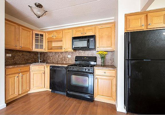 4th image of 301 Cathedral Pkwy #5M