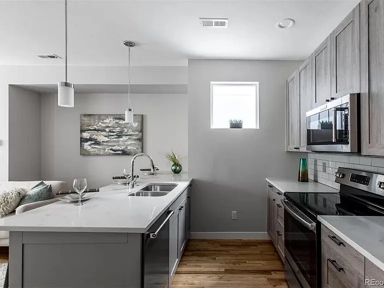 1733 Irving St — Photo 7