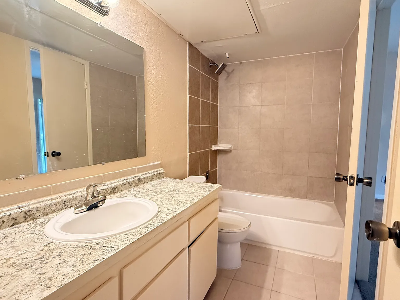 2 bed, 1.5 bath, 1012 sqft, $1,400 — Photo 4