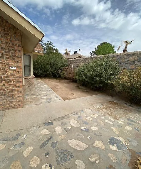 7421 Bishop Flores Dr — Photo 28