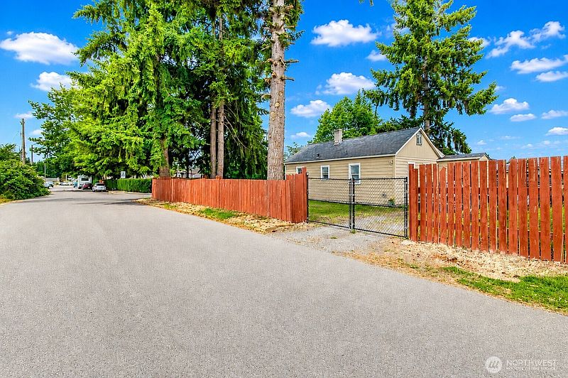 4th image of 1826 G Street SE
