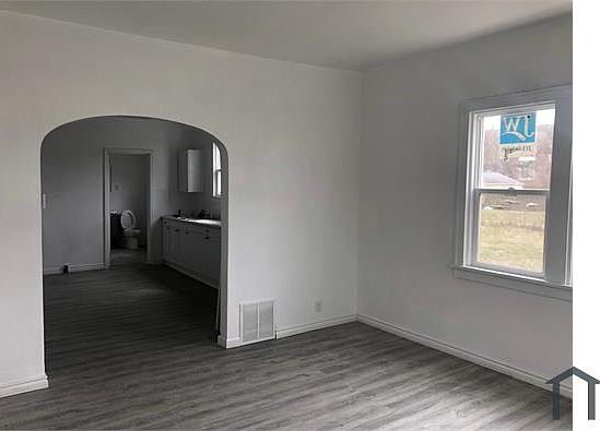 3rd image of 820 Sherman Ave