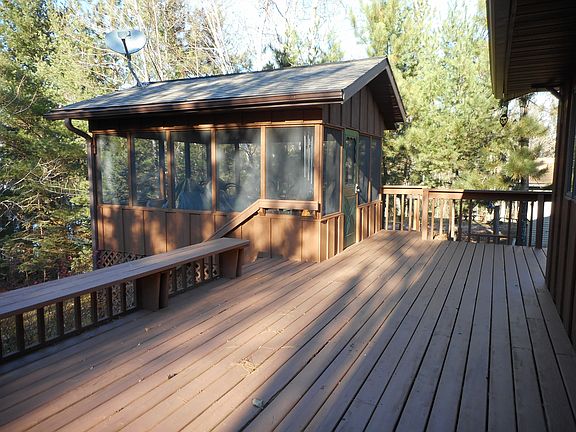 Lakeside deck w/screen porch