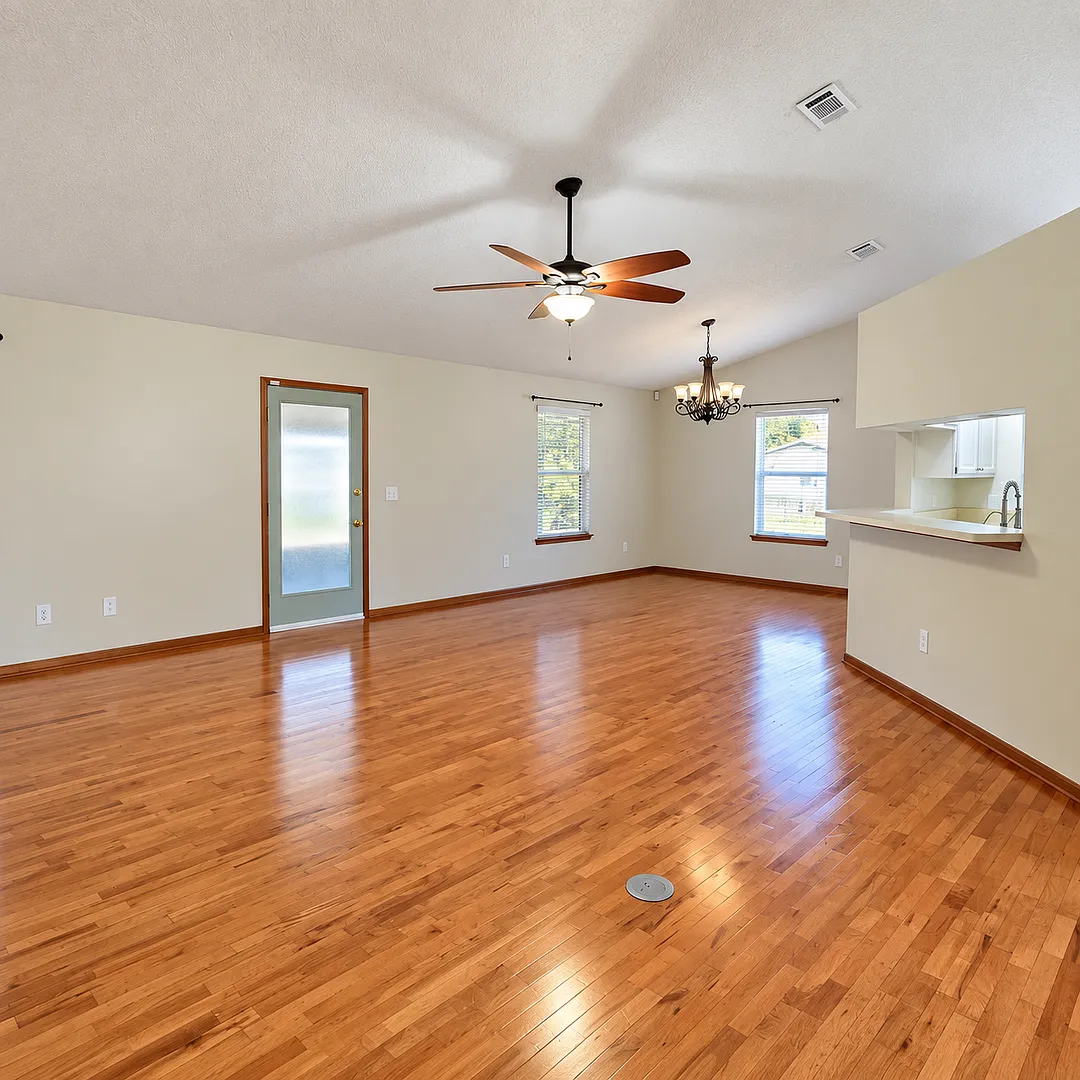 Spacious 3-Bedroom Home with Screened Lanai and Fenced Backyard — Photo 4