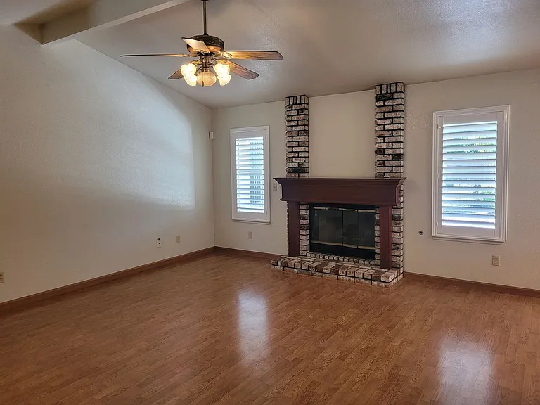 2305 Oxford Ave — Photo 2