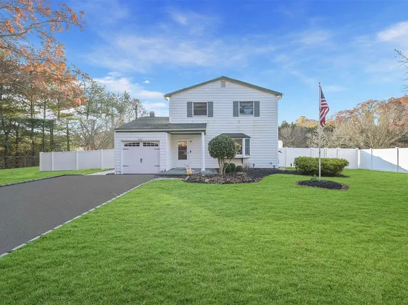 194 Syracuse Avenue, Medford, NY 11763