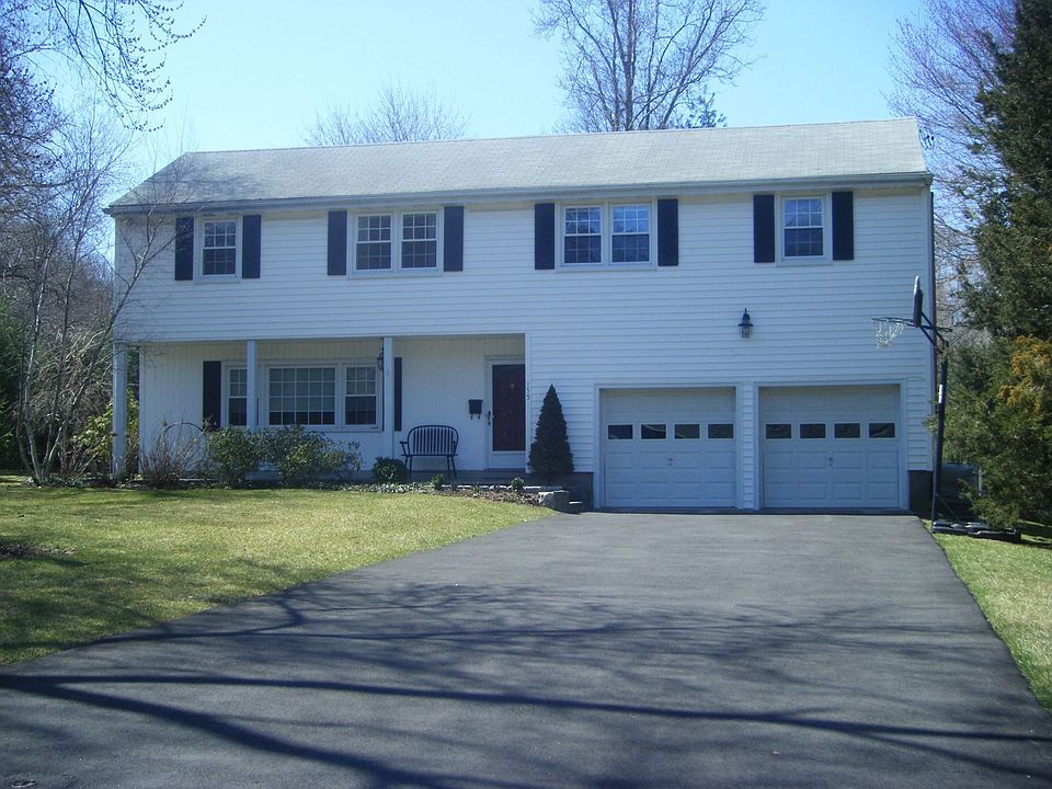 Colonial - Great Location!