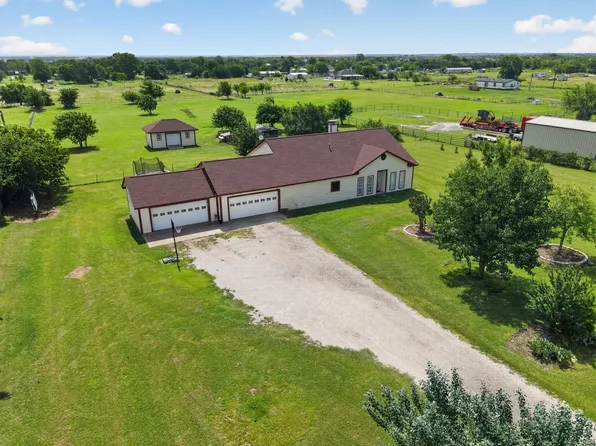1958 Crockett St, Sanger, TX 76266