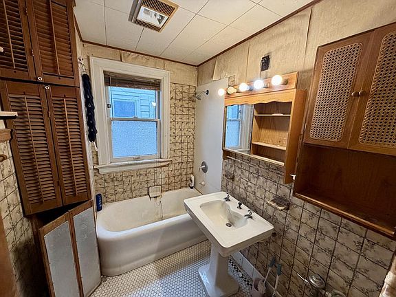 3rd image of 2206 W Keefe AVENUE