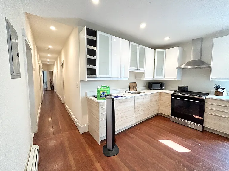 692 Columbia Rd #2L — Photo 2
