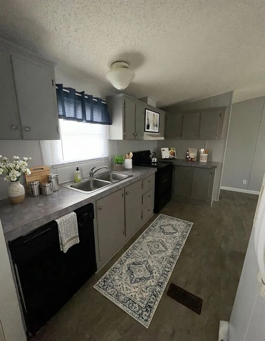 3 bed, 2.0 bath, 1100 sqft, $1,500 — Photo 2