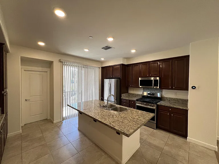 2762 Ferrara Cir — Photo 16