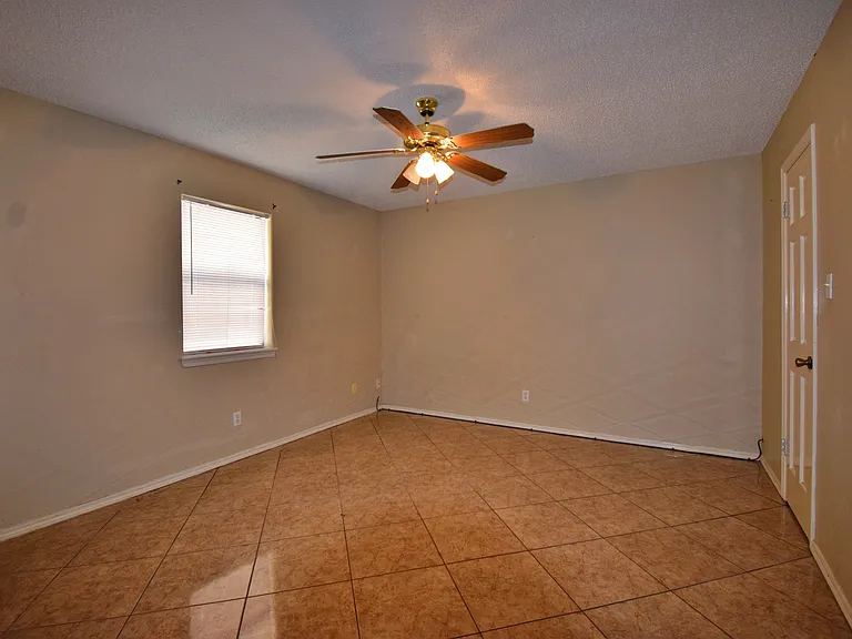 2210 W Elisa Ln — Photo 5