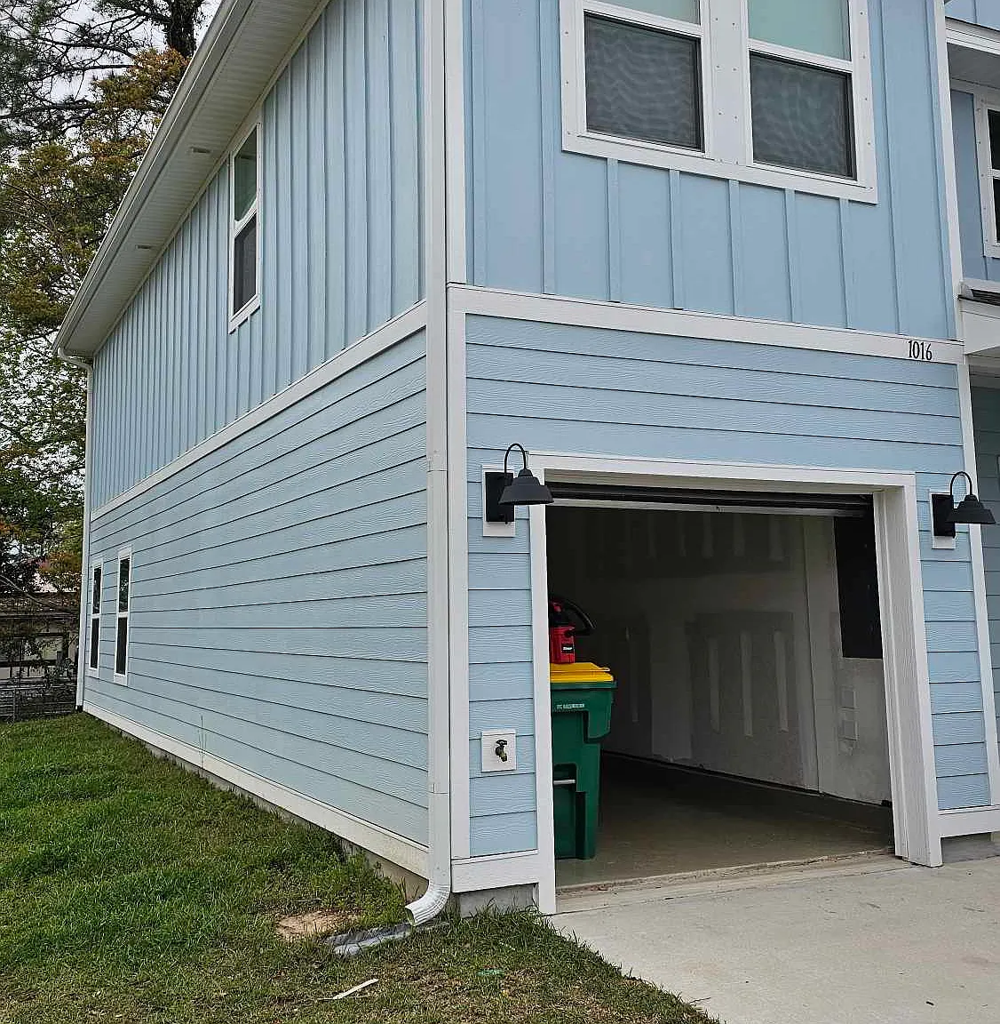 3 Bed/ 2.5 Ba End Unit Townhome with 1 Car Garage — Photo 2