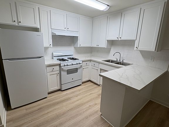 2nd image of 2720 W Victory Blvd #G
