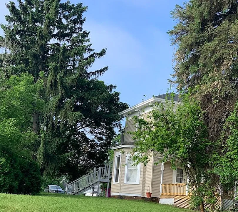 313 W 4th St