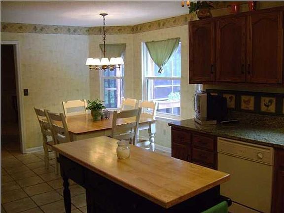 Nice bay window overlooking pool