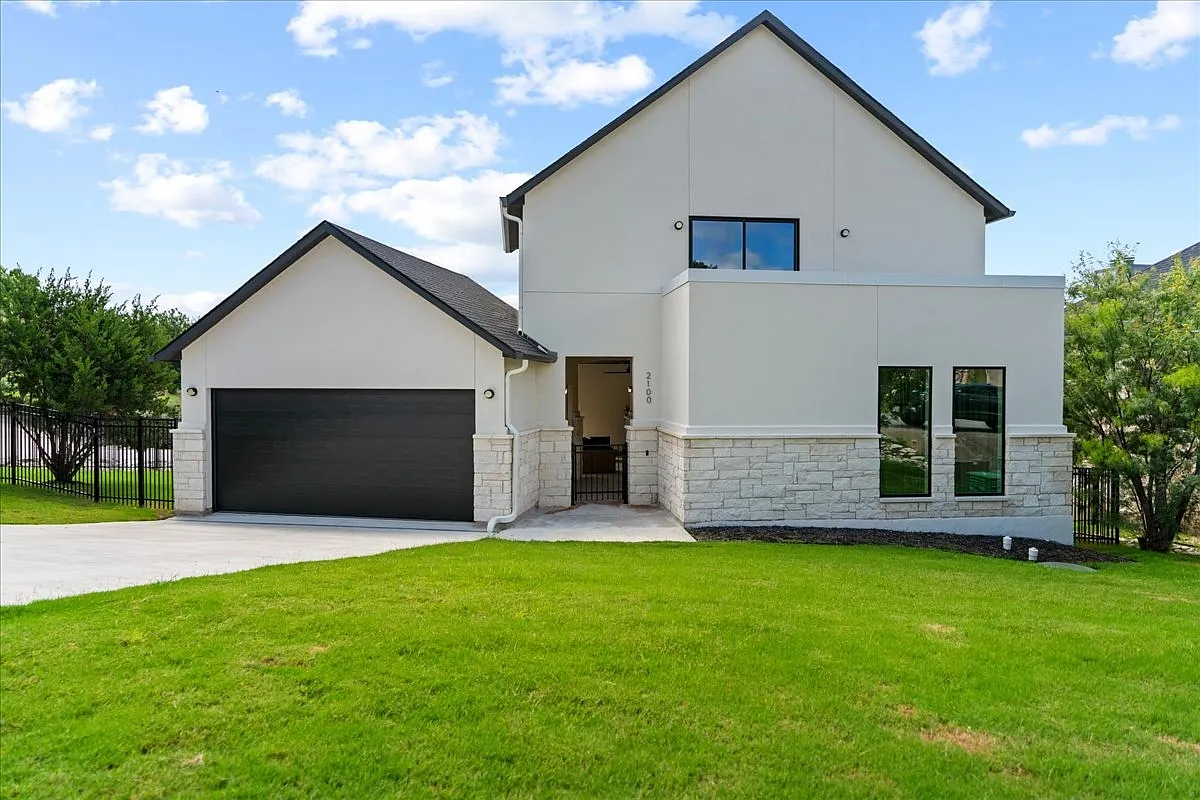 5 bed, 3.5 bath, 3150 sqft, $9,000 — Photo 1