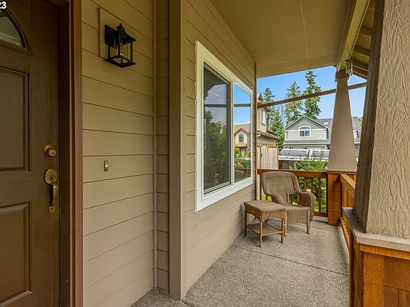4th image of 1561 SE Pelton Ct