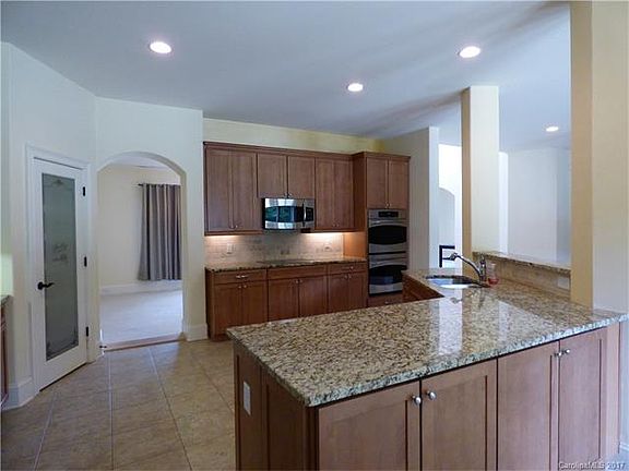 5th image of 16204 Autumn Cove Ln
