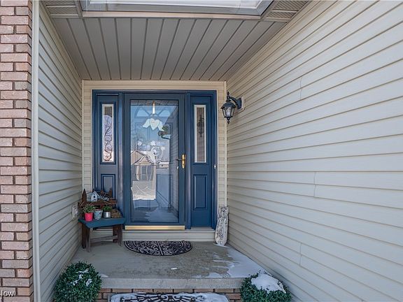 2nd image of 789 Meadow View Dr NW