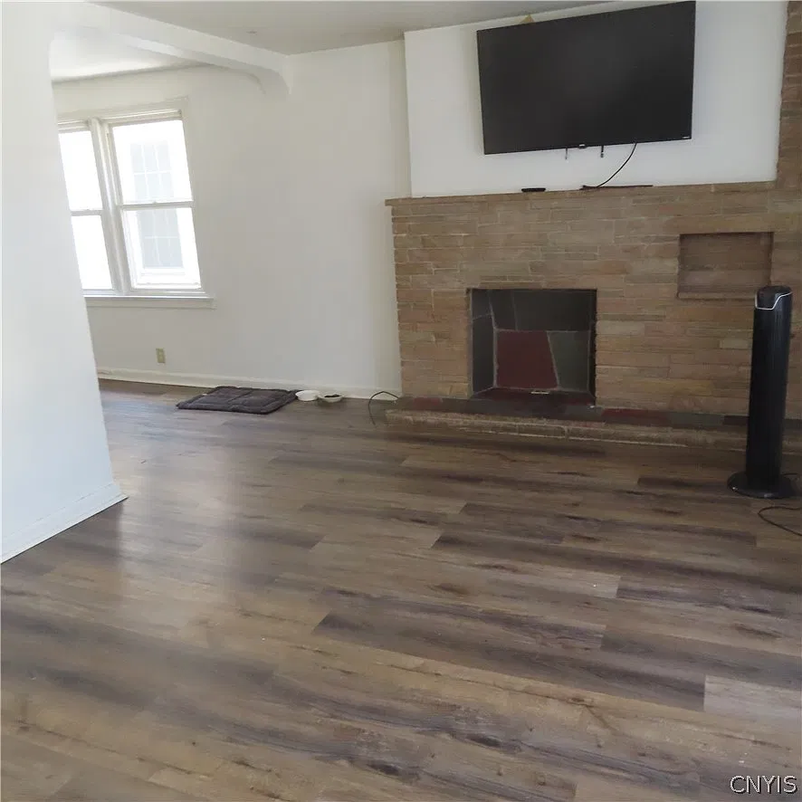 3 bed, 1.0 bath, 2194 sqft, $1,500 — Photo 2